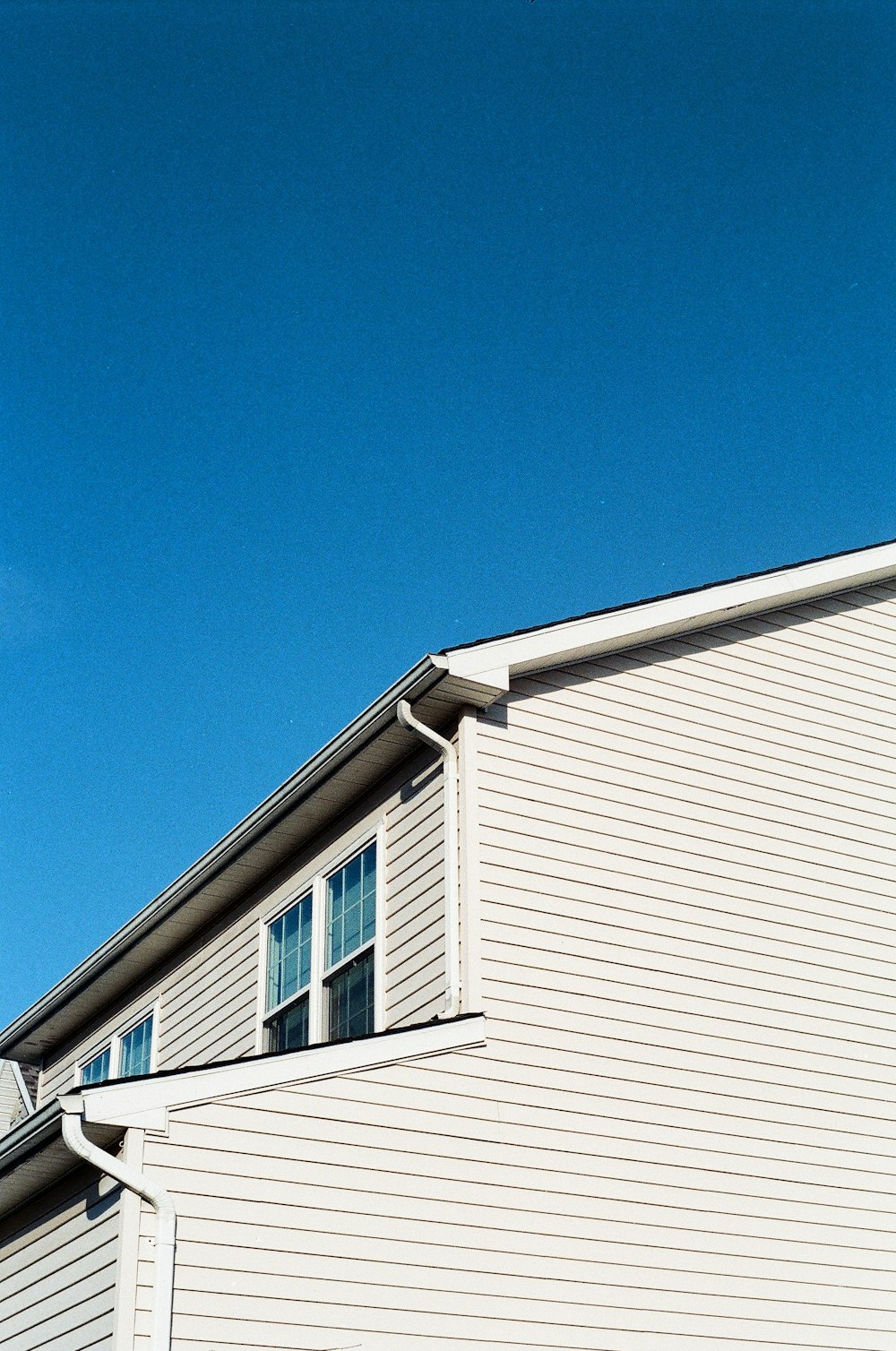 낮 푸른 하늘 아래 하얀 목조 주택