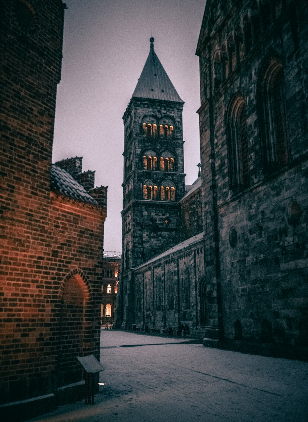 edificio in mattoni marroni durante il giorno