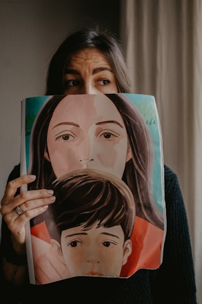 mujer que representa el duelo migratorio y su dolor
