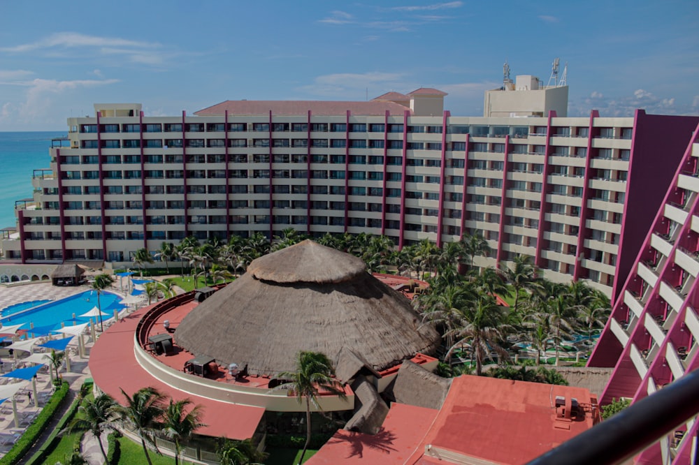 Edificio de hormigón blanco y marrón