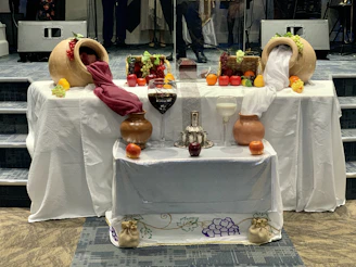 An ancient Roman feast setup featuring rustic pottery and traditional garlands.