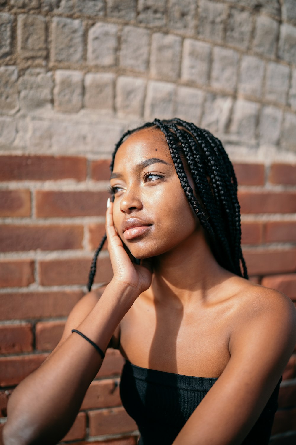 femme en débardeur noir