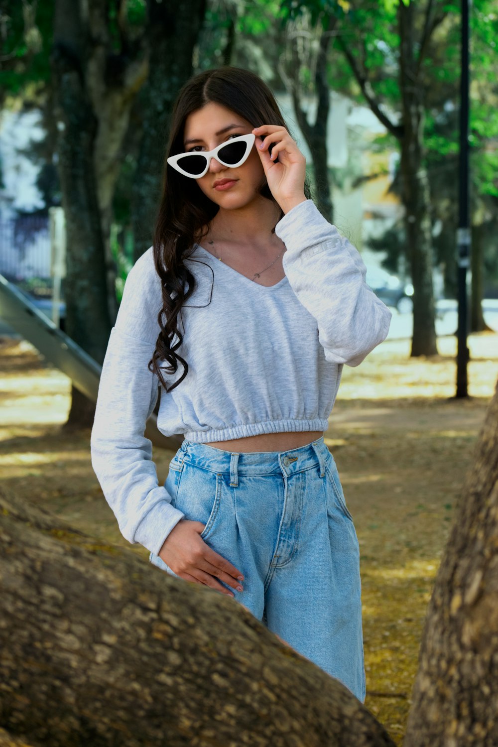 uma mulher em um top de corte e jeans posa para uma foto