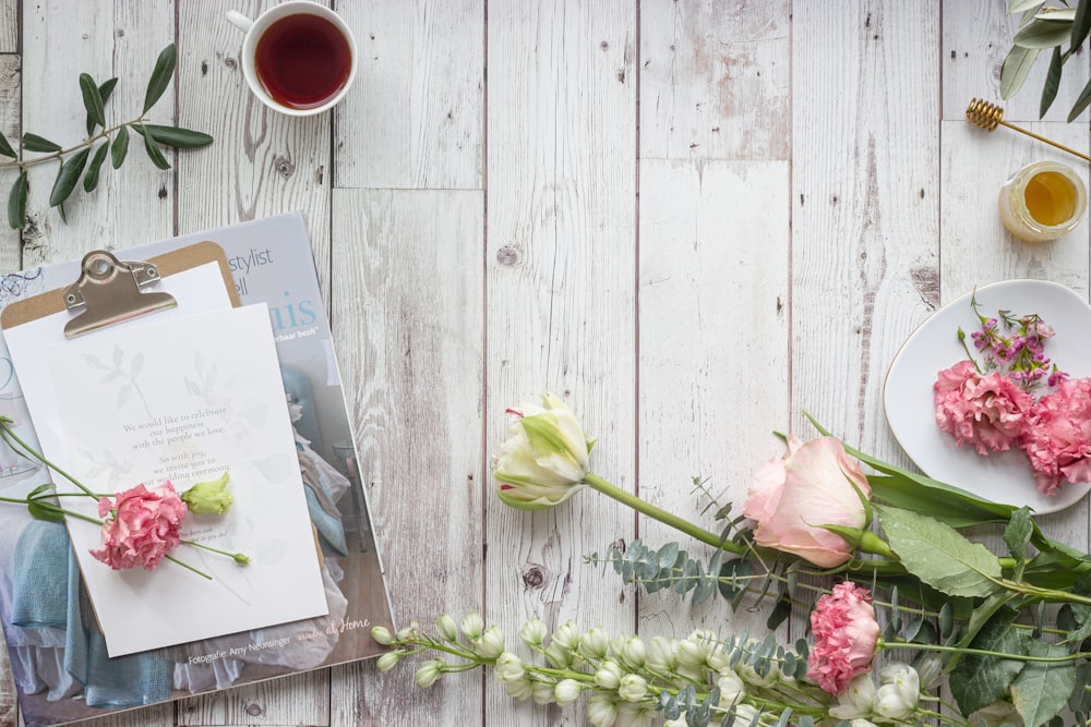 bouquet de fleurs blanches et violettes