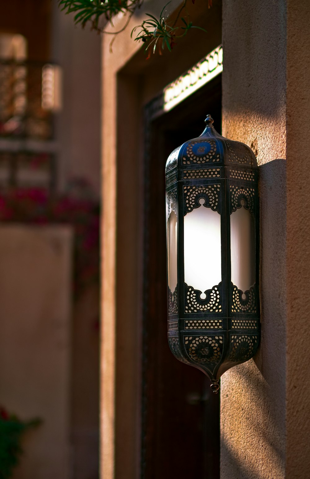 Schwarz-Weiß-Lampe im Zimmer eingeschaltet