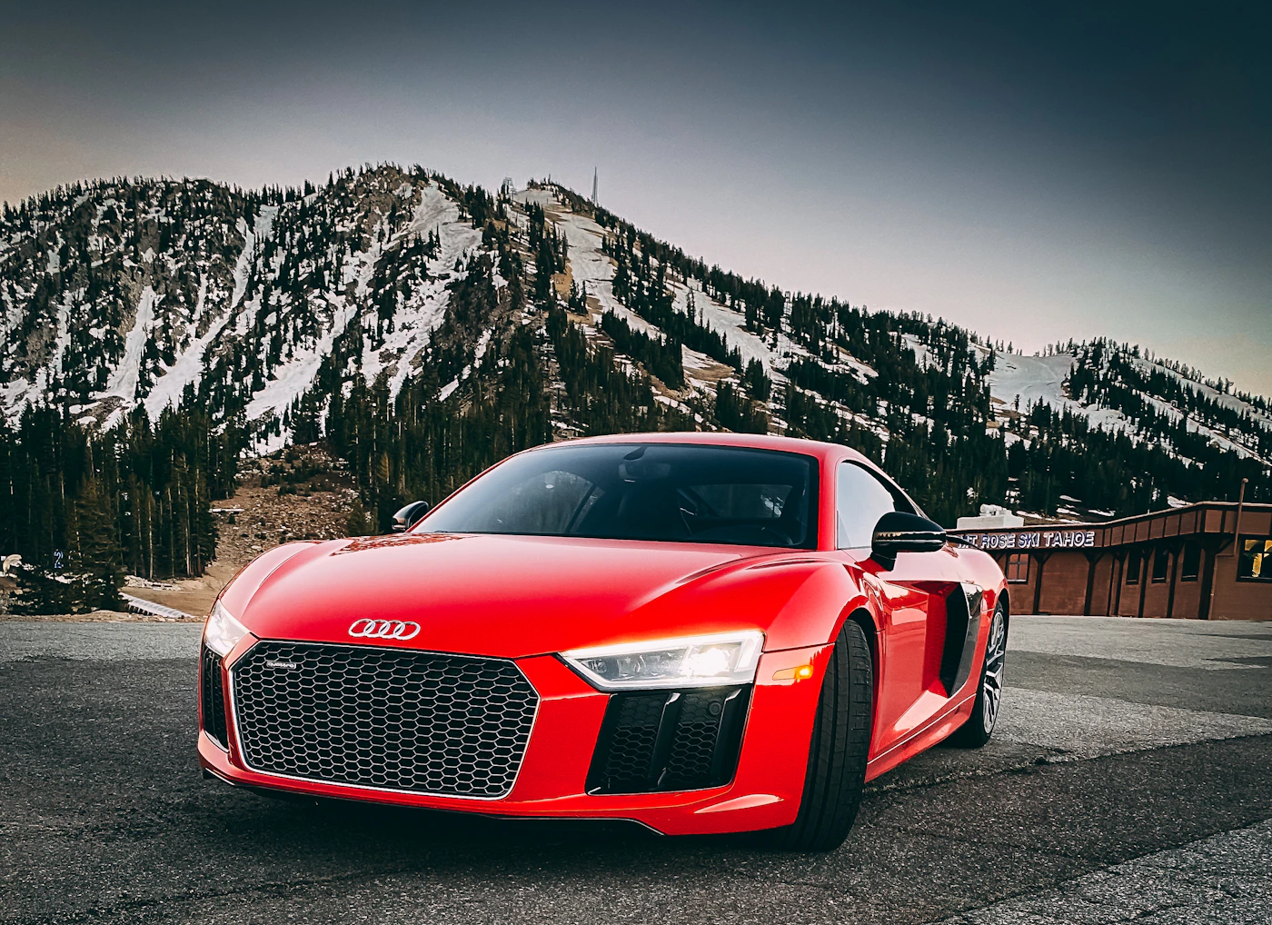 Rode Audi R8 op een bergweg
