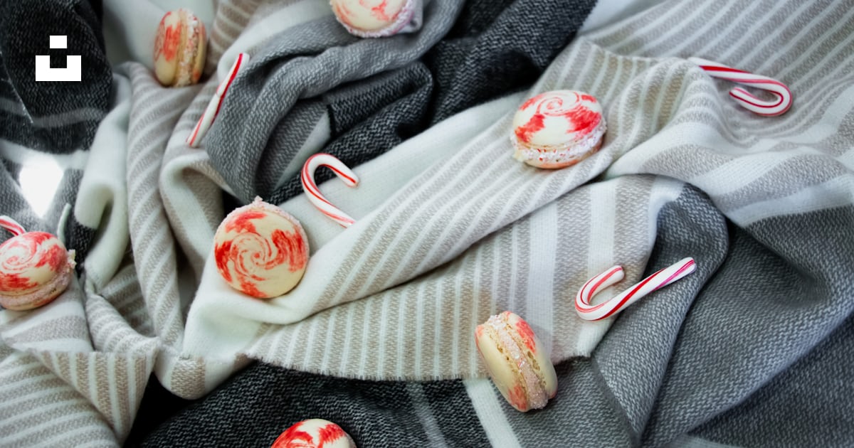 Foto Envoltorio de caramelo blanco y rojo sobre textil gris Imagen