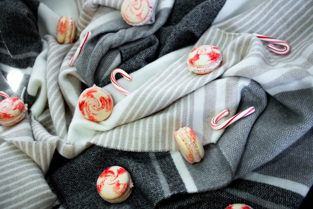 Envoltorio de caramelo blanco y rojo sobre textil gris