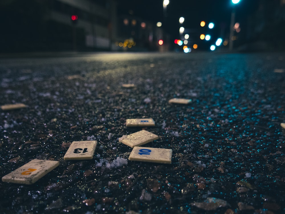 dés blancs et noirs sur une surface noire