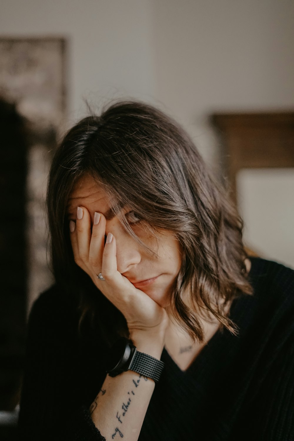 Mujer con blazer negro cubriendo su rostro