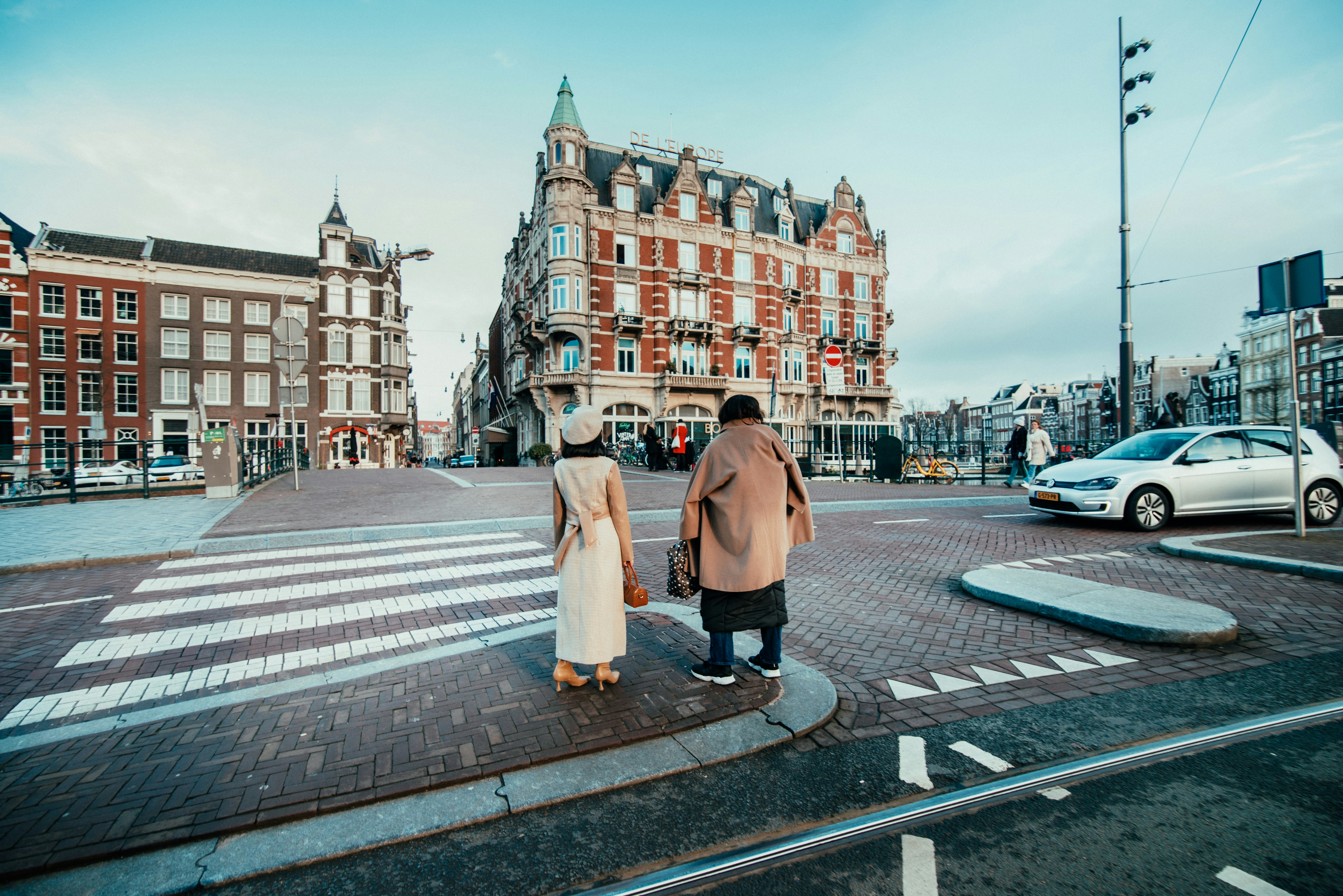 Global vs Local Bank Accounts: Which One for Travel?