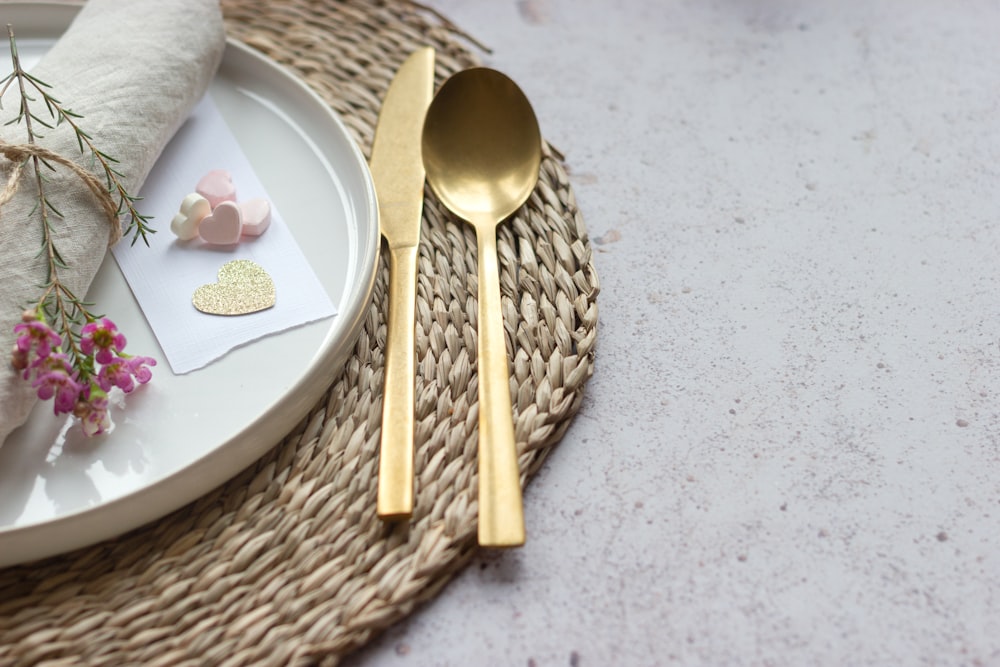 cuillère en bois marron sur assiette en céramique blanche