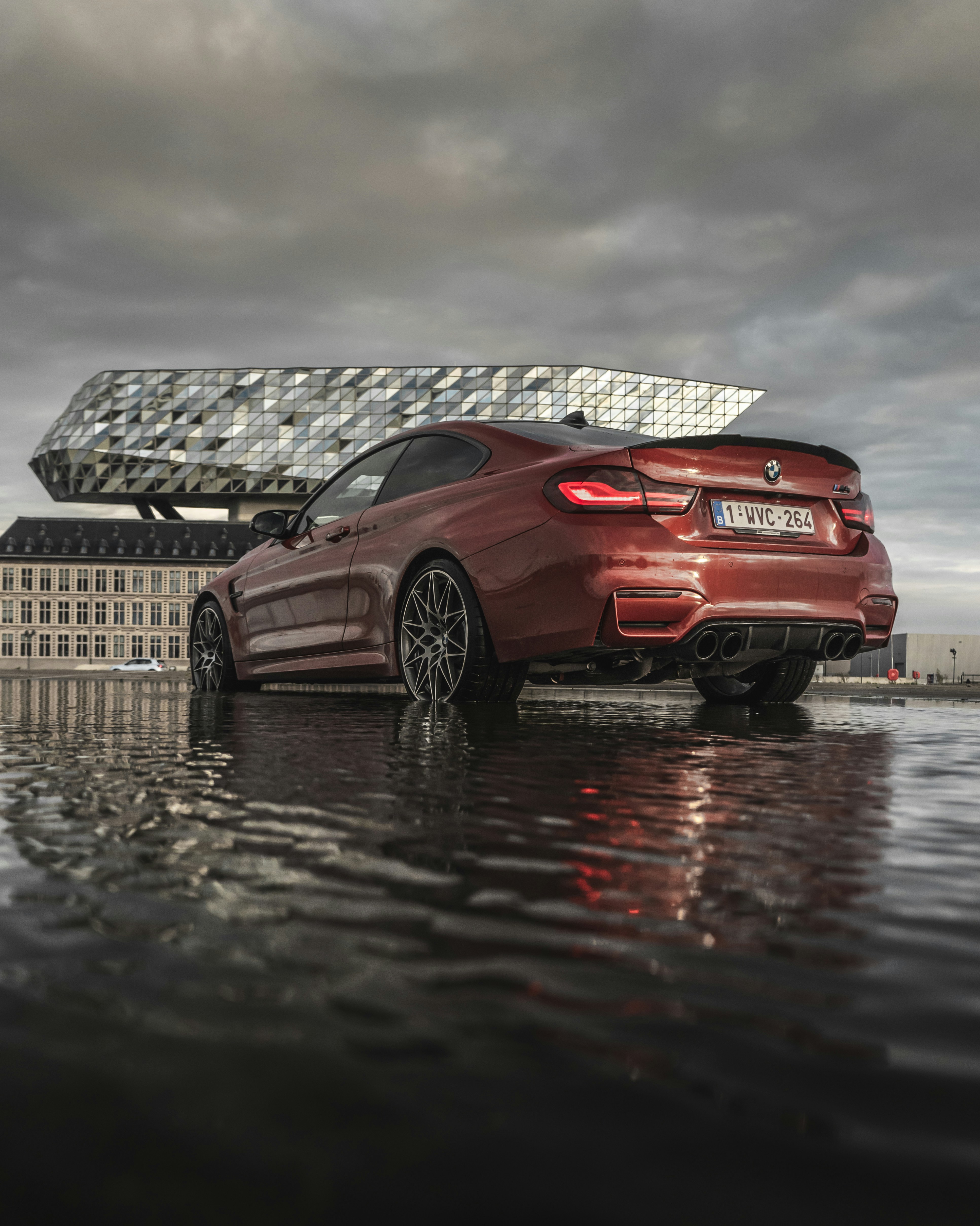 Rotes BMW M 3 Coupé tagsüber im Dock