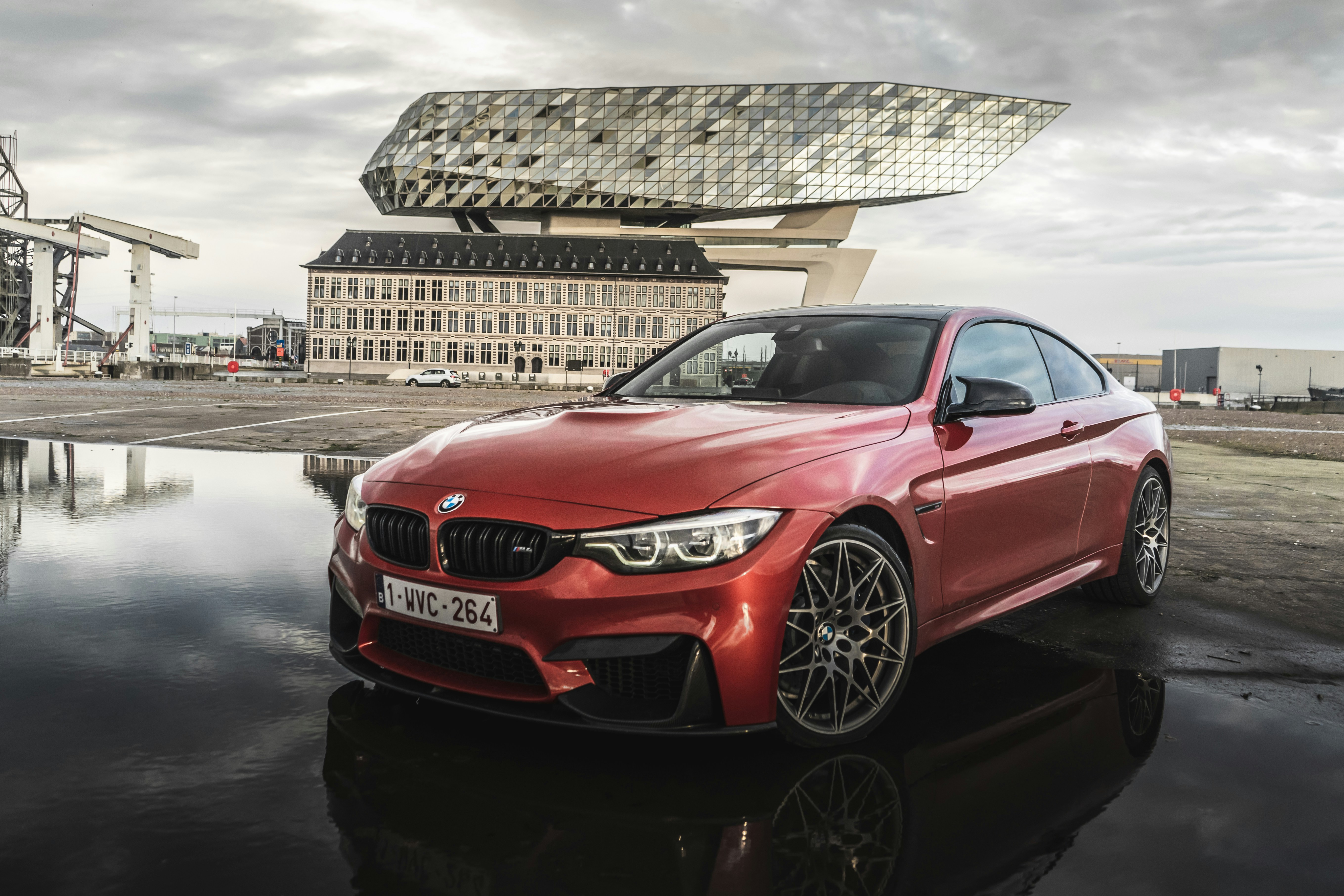 Rotes Audi Coupé tagsüber unterwegs