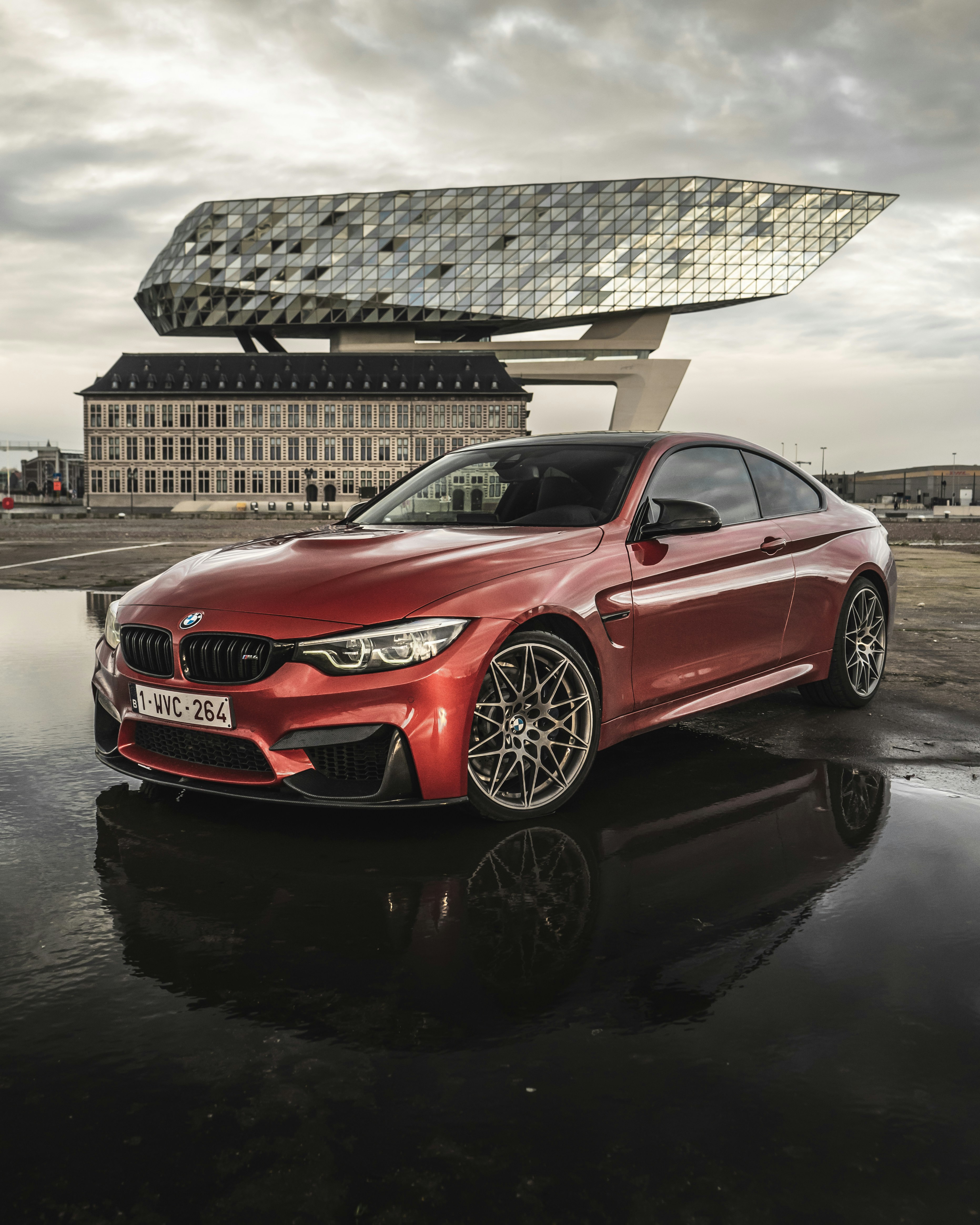 Rotes BMW M 3 Coupé tagsüber unterwegs