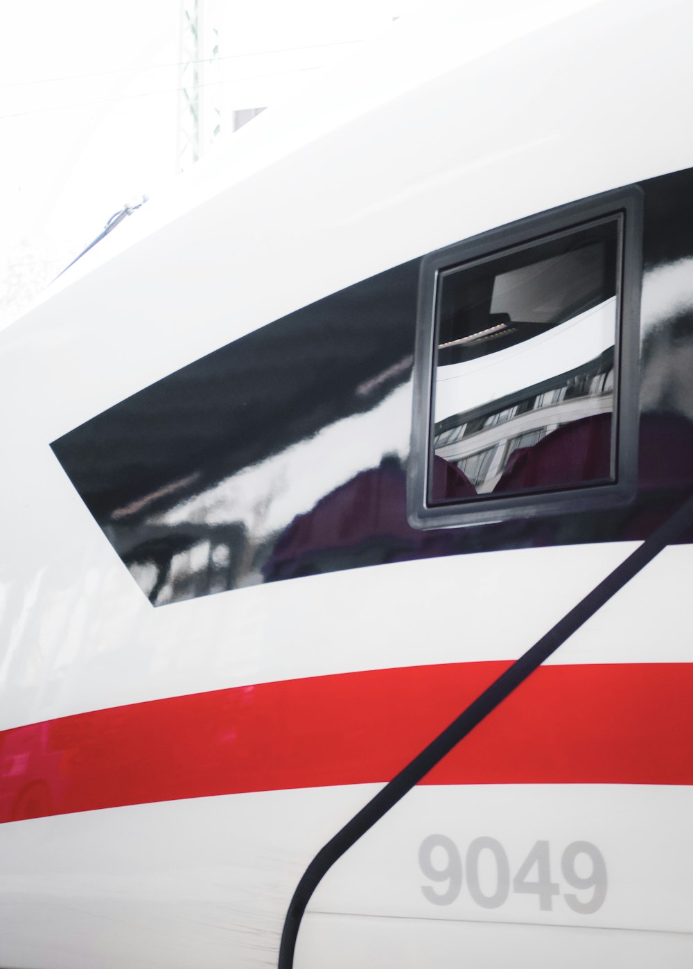 treno bianco, rosso e nero