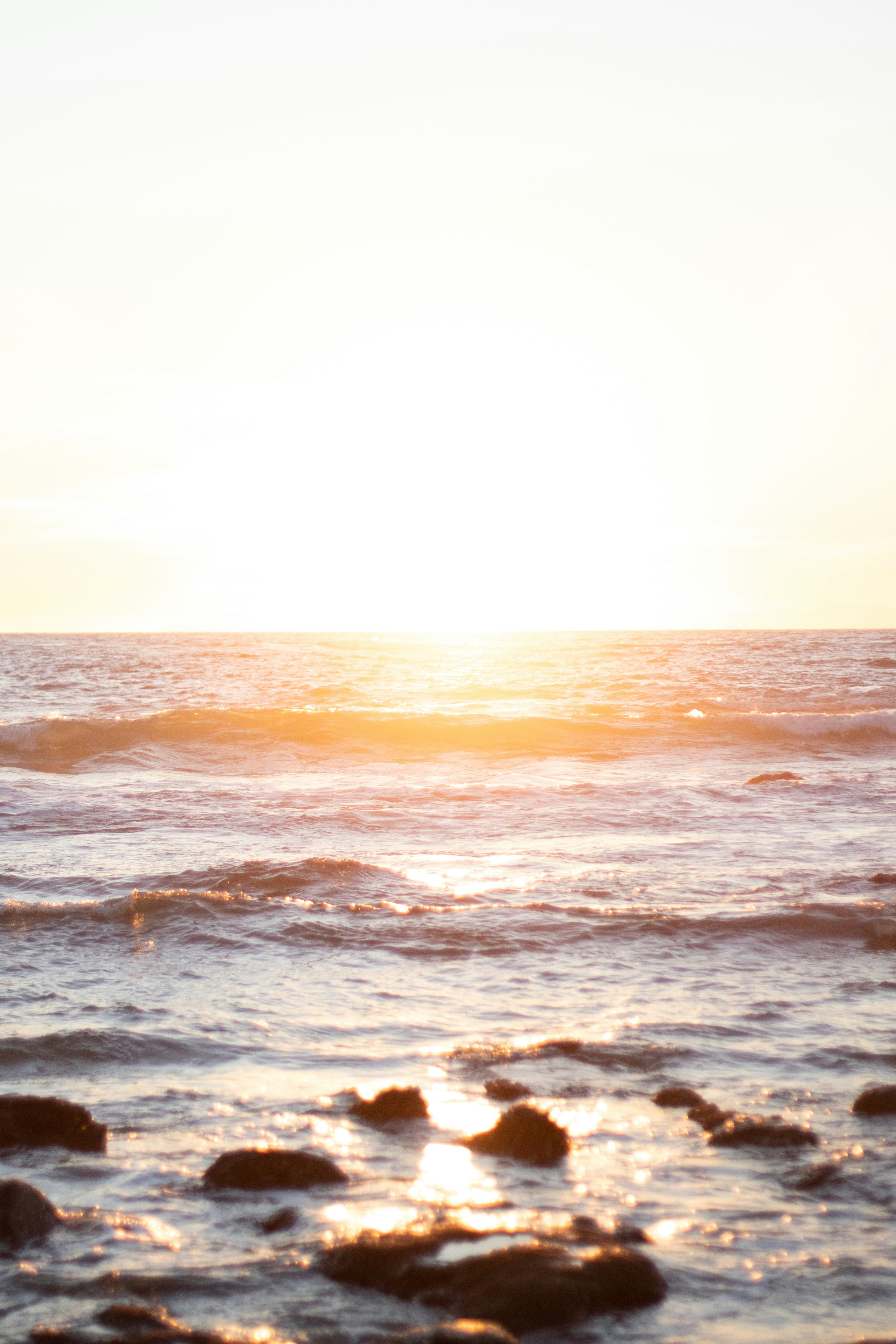 Meereswellen, die tagsüber an Land stürzen