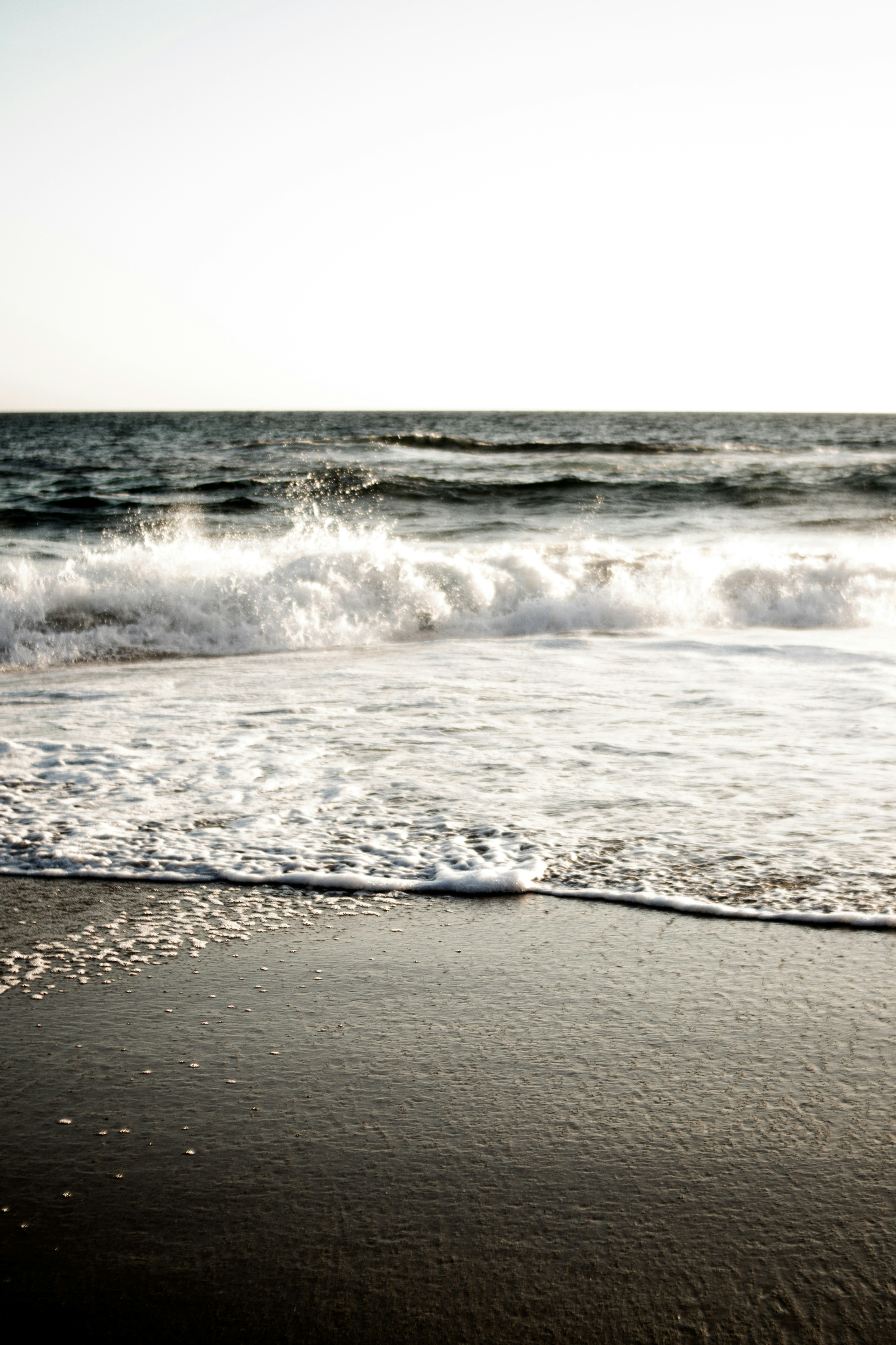 Meereswellen, die tagsüber an Land stürzen