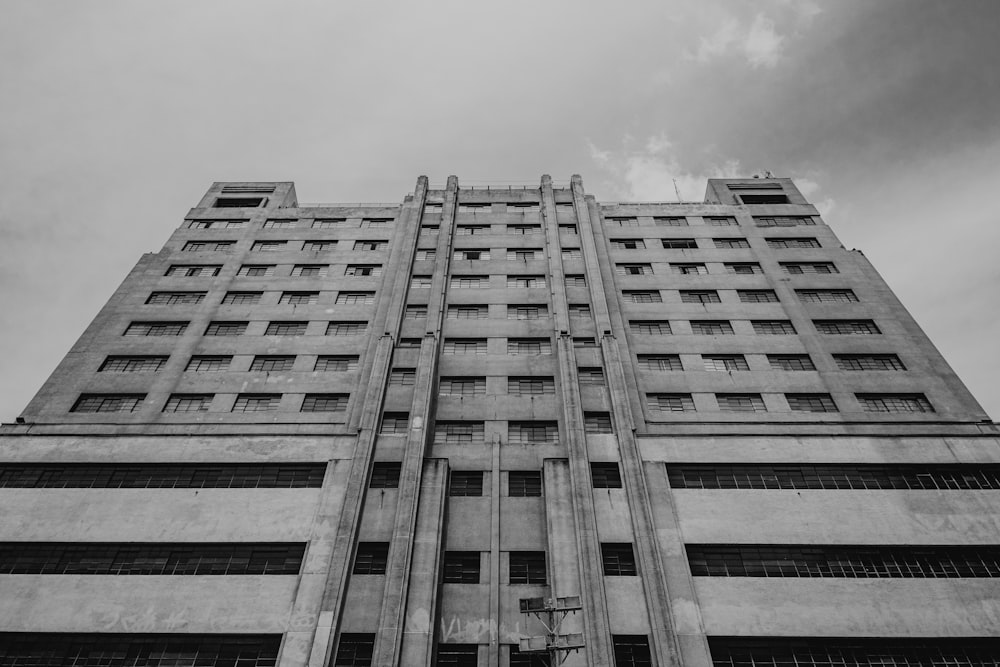 コンクリートの建物のグレースケール写真