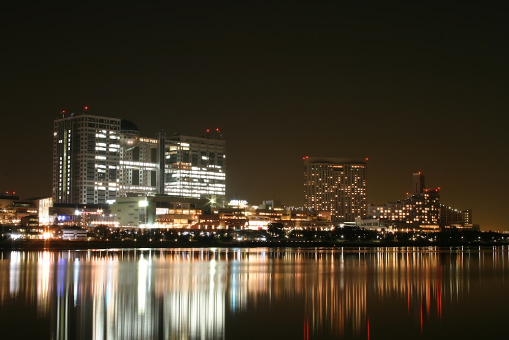 horizonte da cidade durante a noite