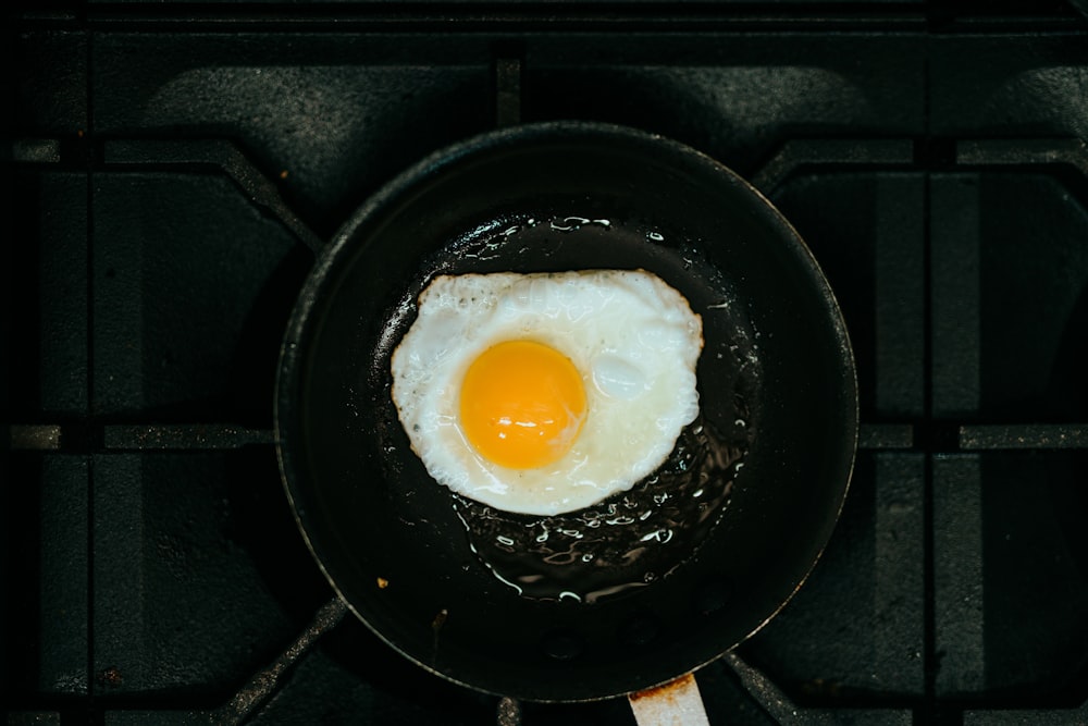 Oeuf au côté ensoleillé sur poêle à frire noire