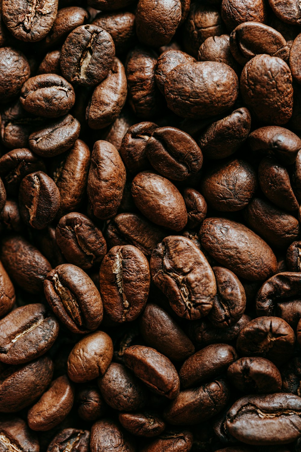 茶色の木の表面に茶色のコーヒー豆