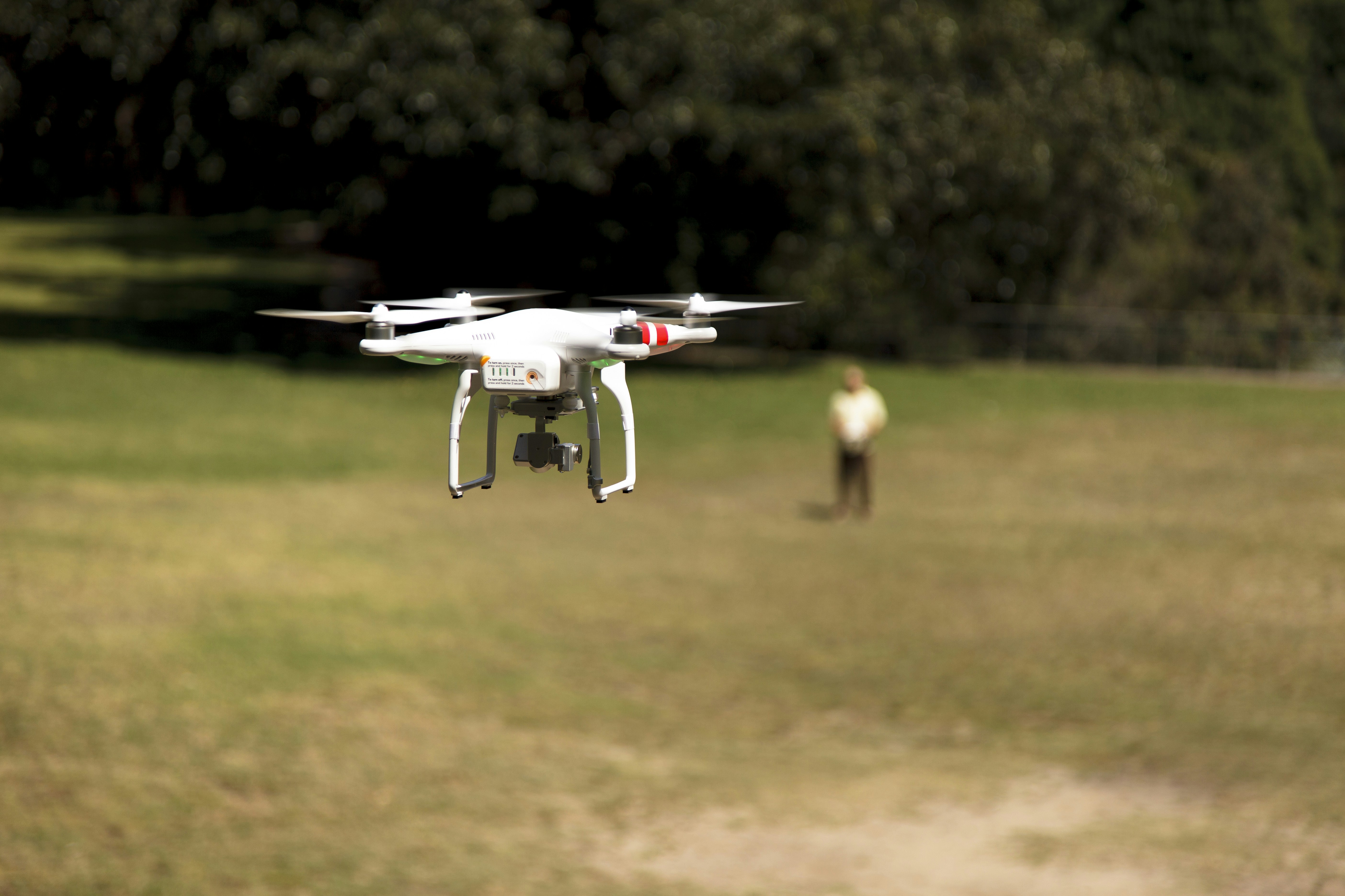 Drone bianco e rosso che vola in aria durante il giorno