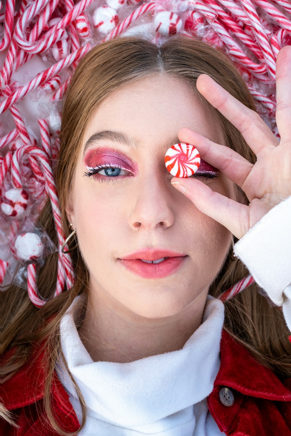 Mujer con lápiz labial rojo y camisa blanca