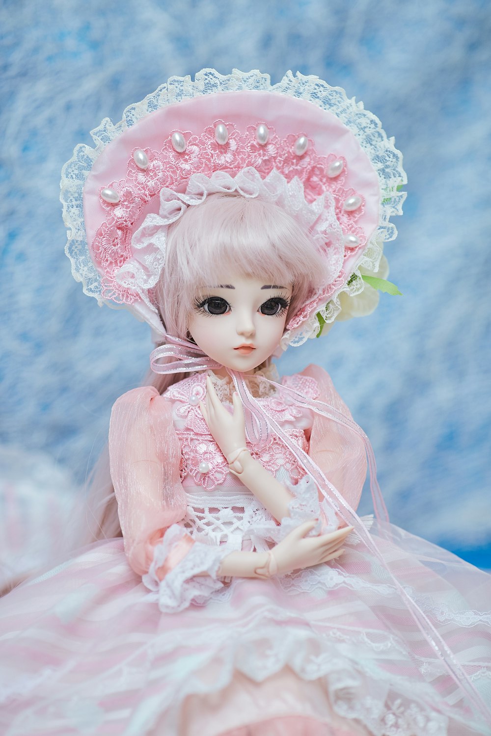 niña en muñeca de vestido rosa