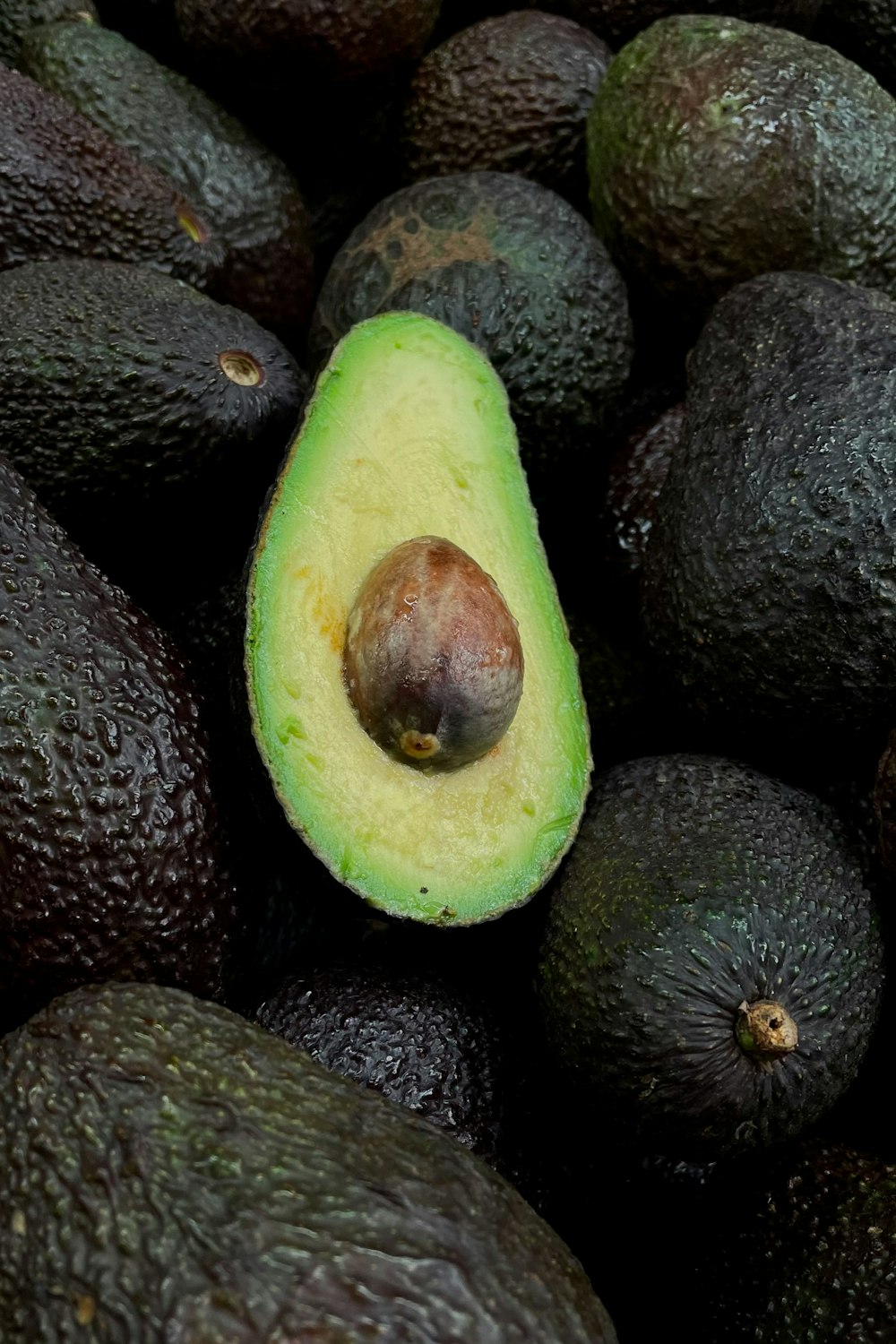 Frutos verdes y marrones sobre frutos negros y marrones