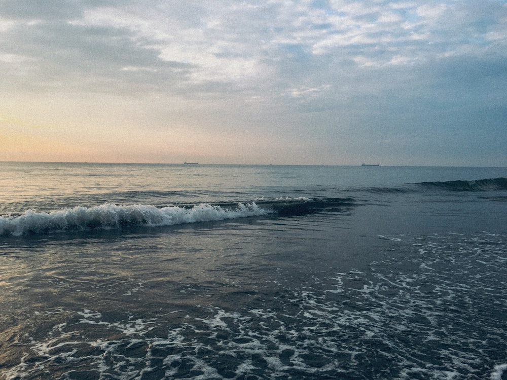 ondas do oceano batendo em terra durante o dia