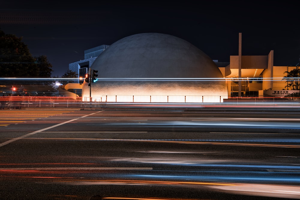 Edificio de cúpula gris durante la noche