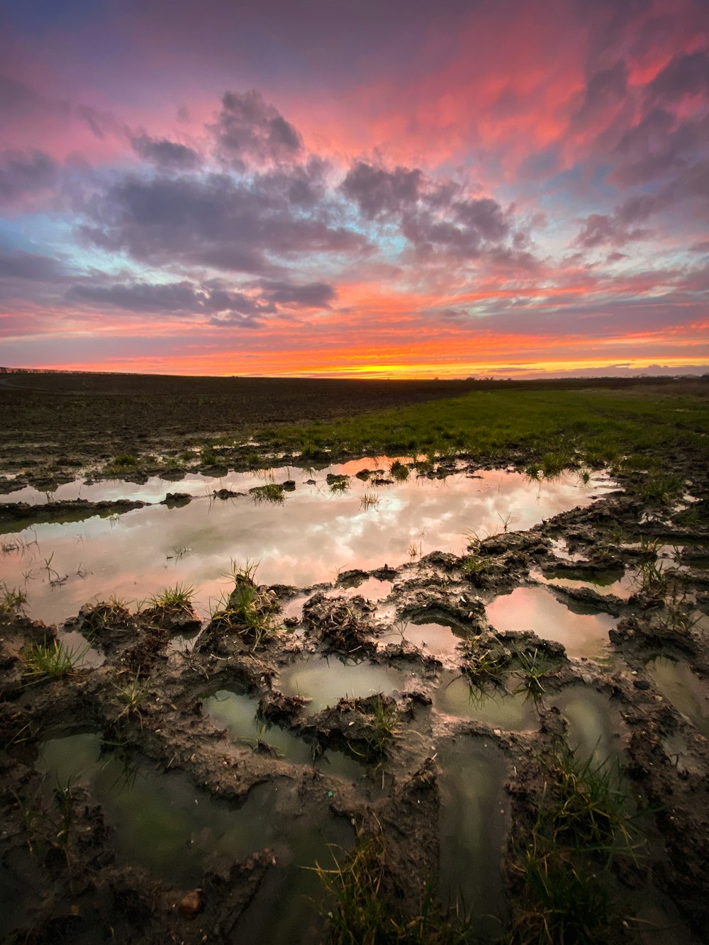 corpo de água sob o céu nublado durante o pôr do sol