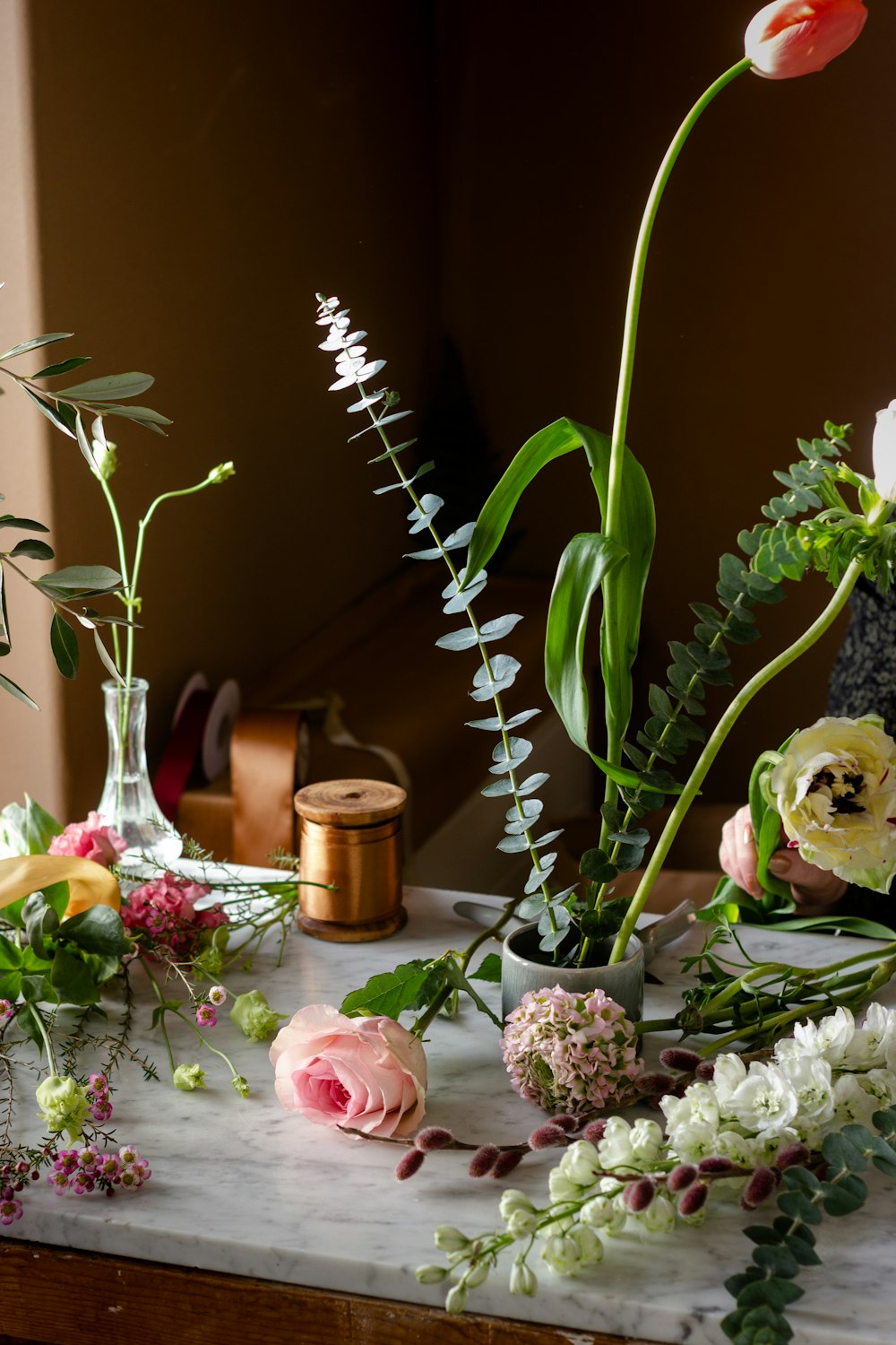 rosa Rosen und weiße Babys atmen Blumen