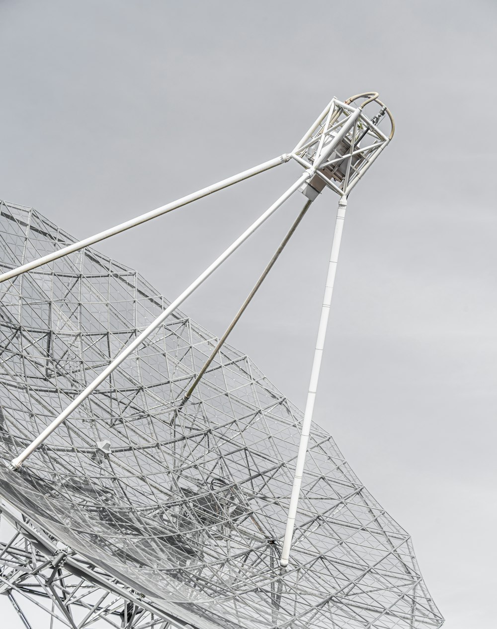 antenne parabolique blanche et noire sous ciel bleu pendant la journée