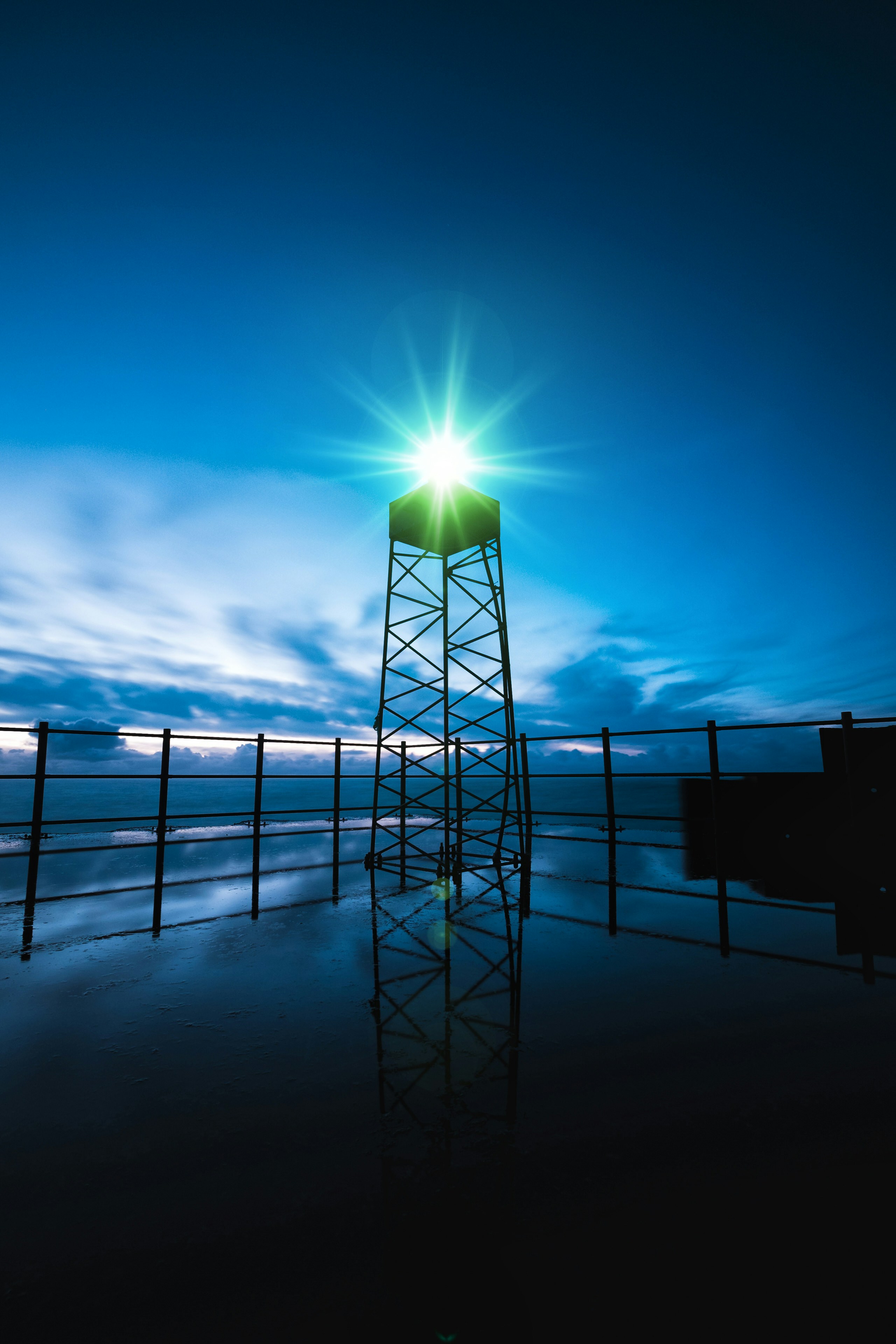 Silhouette des Gebäudes während der Nachtzeit