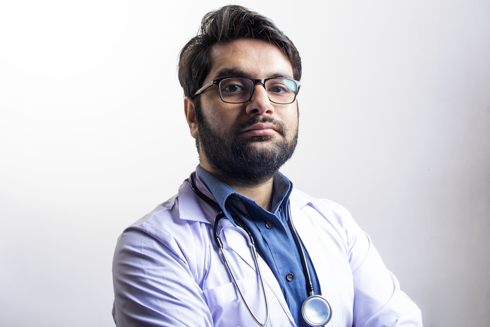 hombre con camisa de vestir blanca con gafas de montura negra