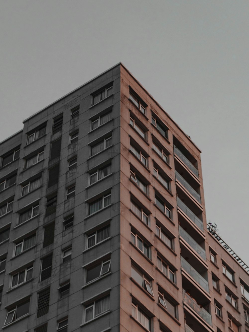 灰色の空の下の茶色のコンクリートの建物