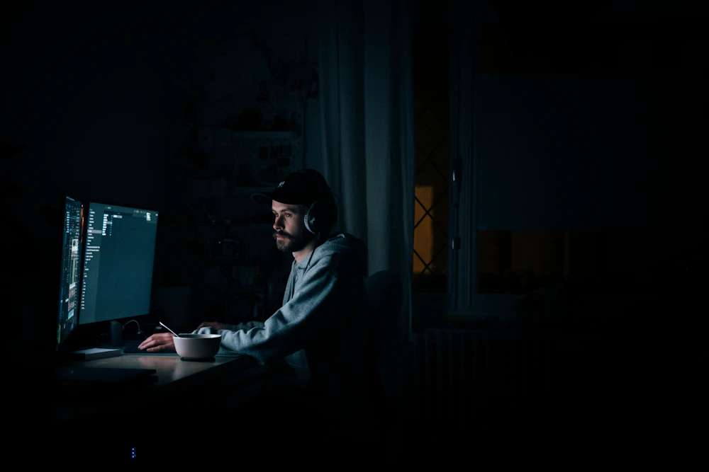 Persona desarrollando software en un computador
