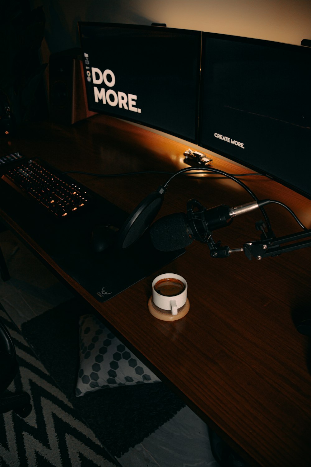 검은 컴퓨터 테이블에 검은 헤드폰