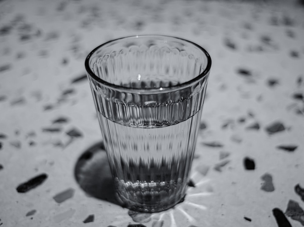 Vaso transparente sobre tela blanca y negra