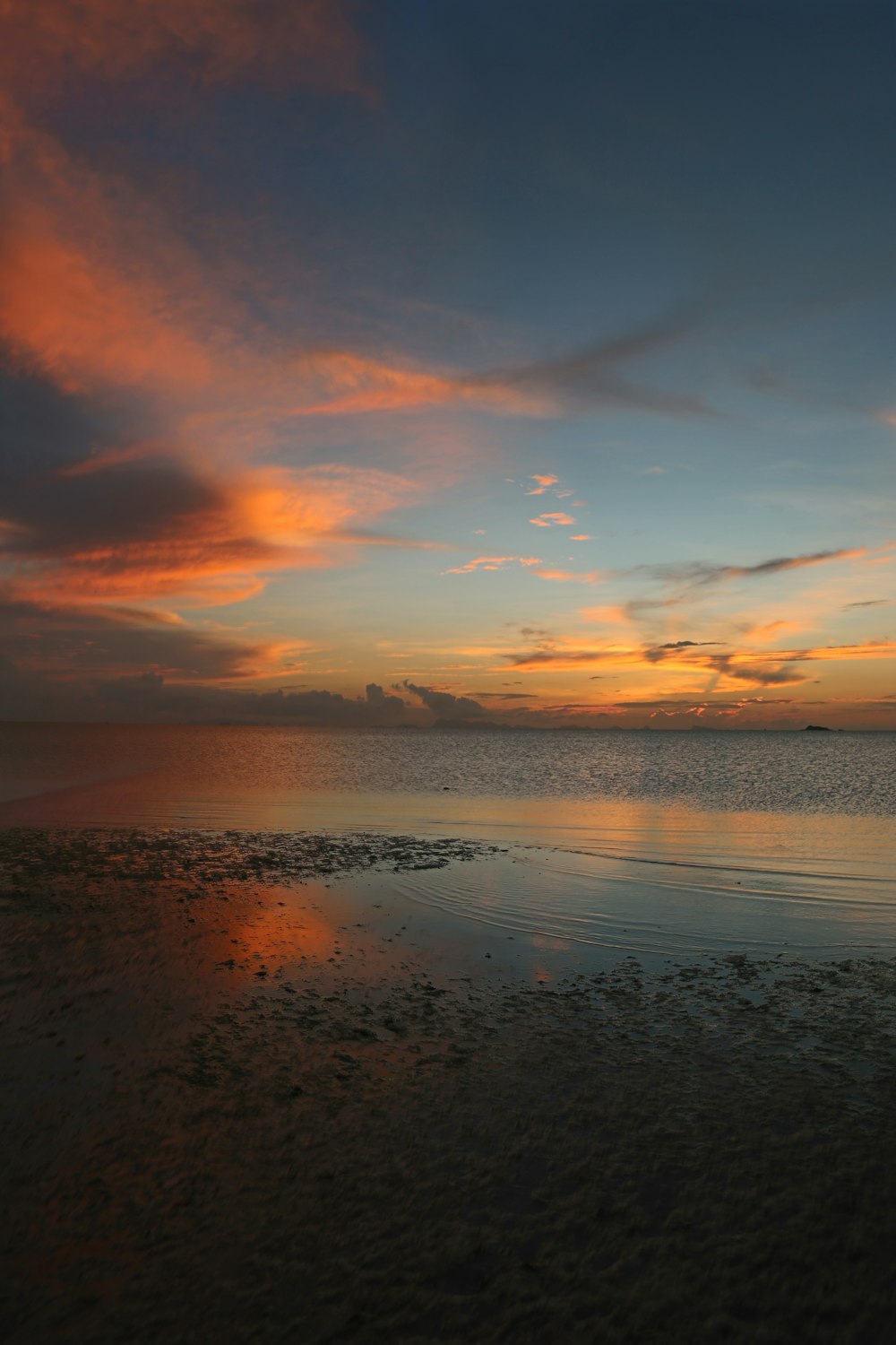 Cuerpo de agua durante la puesta de sol