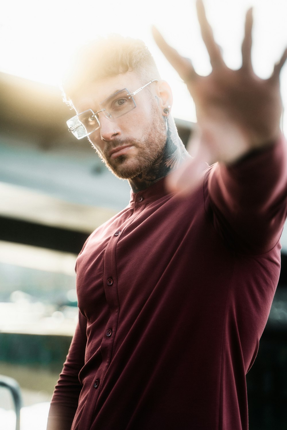 homem na camisa polo vermelha vestindo óculos