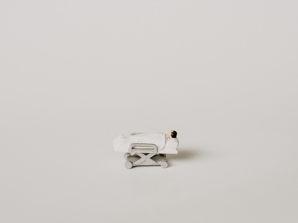 흰색 표면에 흰색 로봇 장난감
