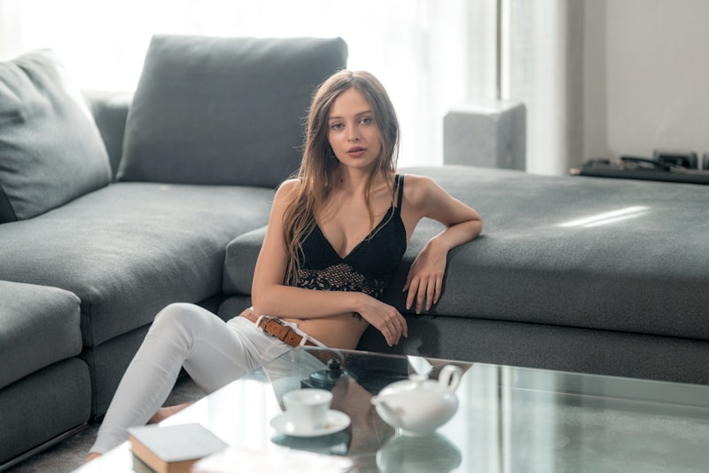 Madura elegante en sofá negro