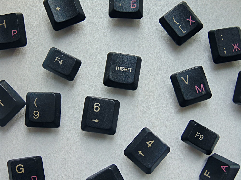 Un primer plano de un teclado con muchas letras