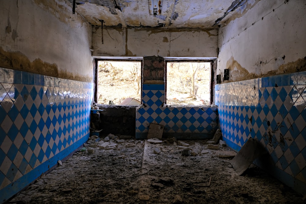 Mur de béton bleu et blanc