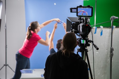 Jak wykorzystać Video Marketing, aby rozwijać swój biznes? - woman in pink long sleeve shirt holding black video camera