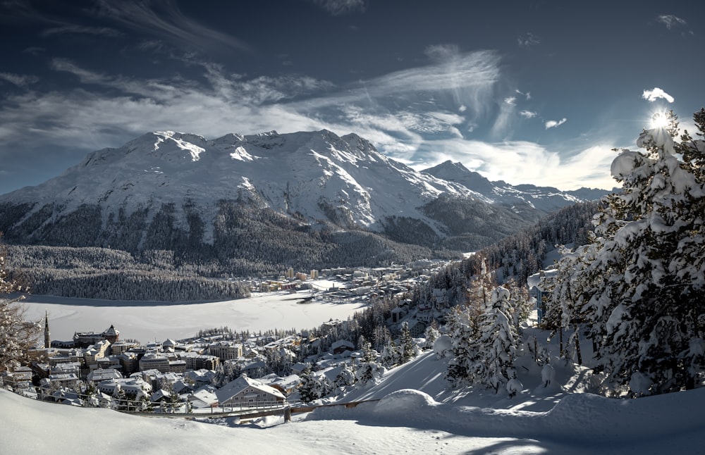 Schneebedeckter Berg tagsüber