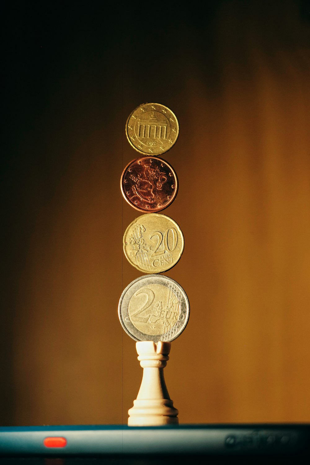 Monedas redondas de oro sobre superficie de madera marrón